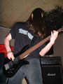 Gute Sicht aufs Griffbrett ist eminent wichtig f&uuml;rs Bass spielen